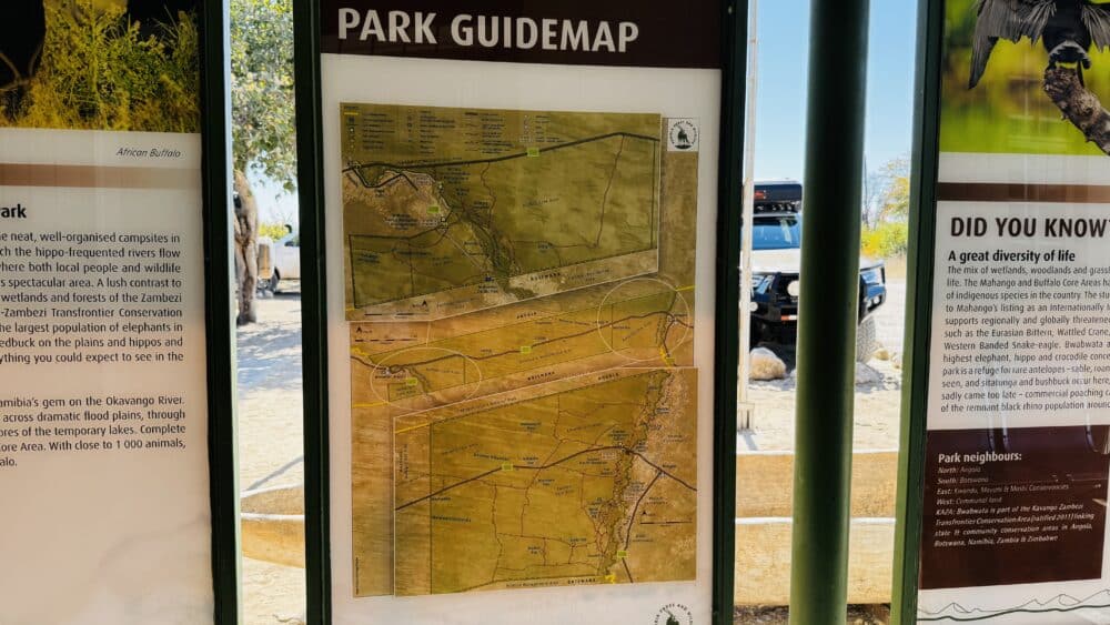 Paneles informativos de la entrada al Parque Nacional de Bwabwata en Caprivi Namibia