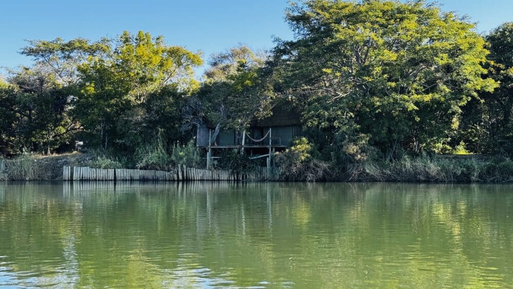 Cabaña de madera y cañas sobre el río Okavango en Ngepi Camp, Caprivi Namibia