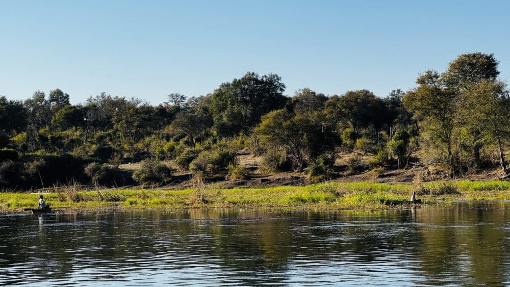 Pescadores en mokoros tradicionales sobre el río Okavango en Caprivi Namibia