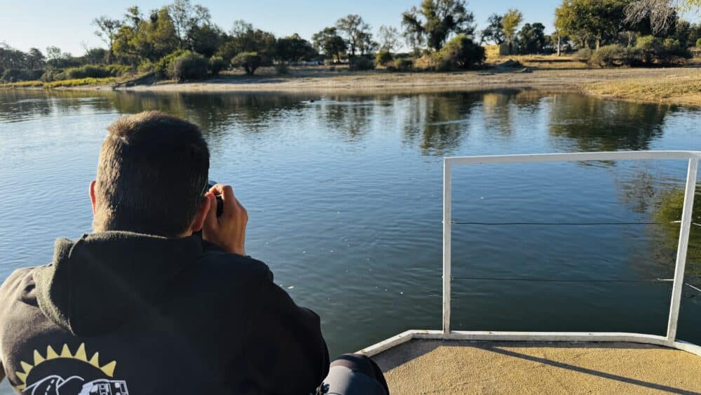 José fotografiando hipopótamos durante un crucero en barco por el río Okavango en Caprivi Namibia