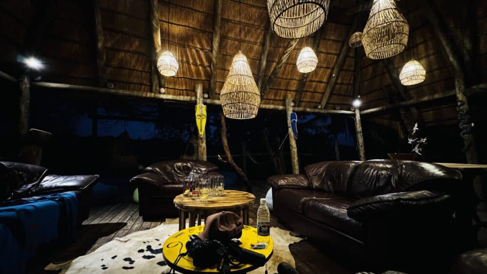 Sala compartida de descanso del camping de Ngepi Camp junto al río Okavango en Caprivi