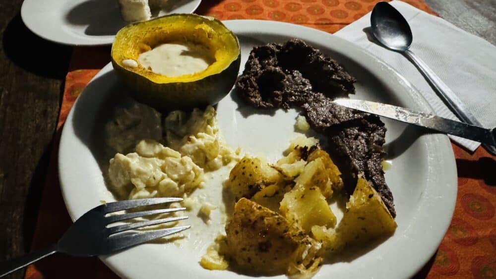Brai: Barbacoa namibia.Comida típica de Namibia durante nuestra cena en el camping del Caprivi