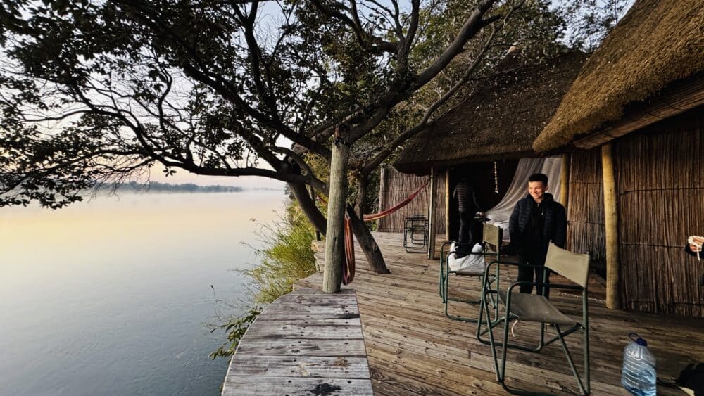 Cabaña sobre el Okavango de Ngepi Camp justo al despertar a 4 grados a finales de julio a las 8h de la mañana, luego hace mucha calor