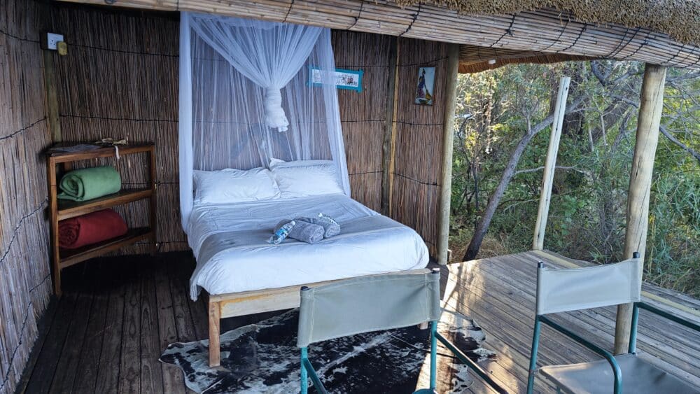 Nuestra habitación de la cabaña sobre el río en Ngepi Camp junto al río Okavango en Caprivi