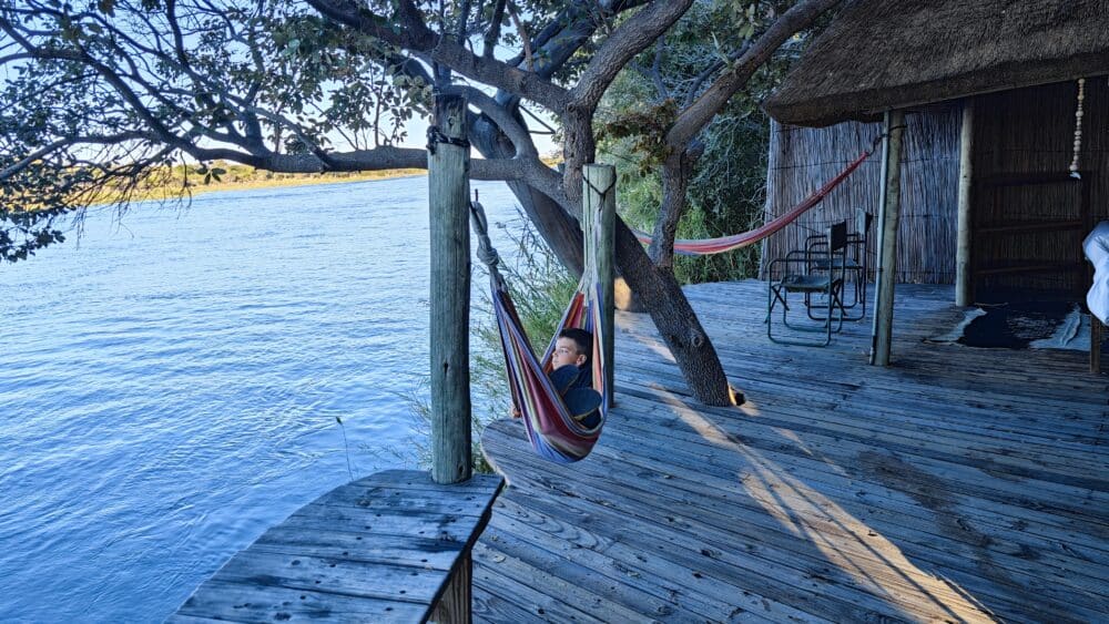 Arnau en una hamaca suspendida sobre el río Okavango en Ngepi Camp, Caprivi Namibia