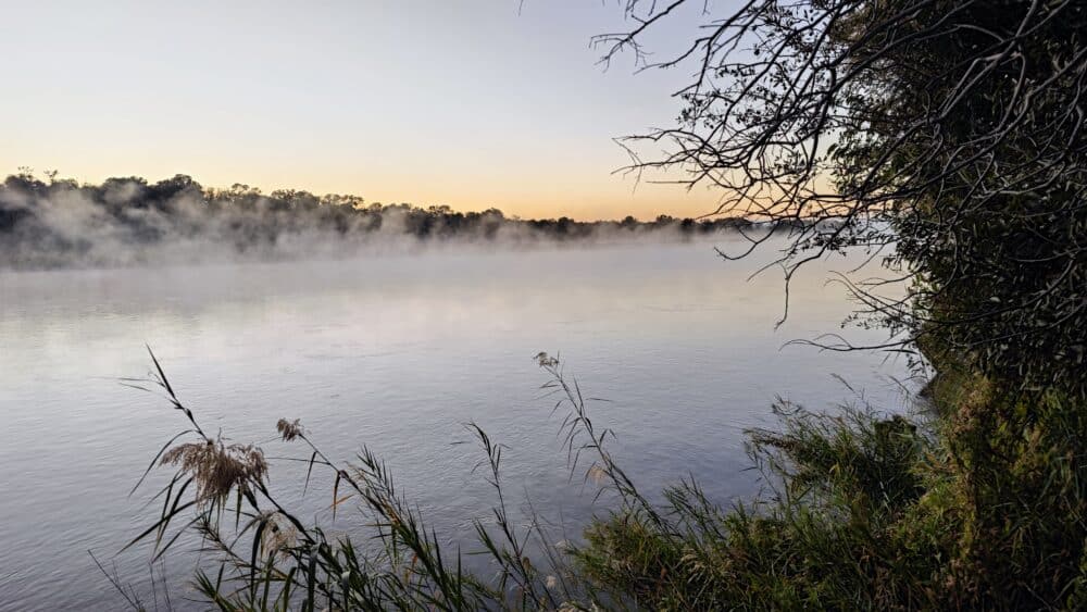 Típica niebla encima del río Okavango al salir el sol