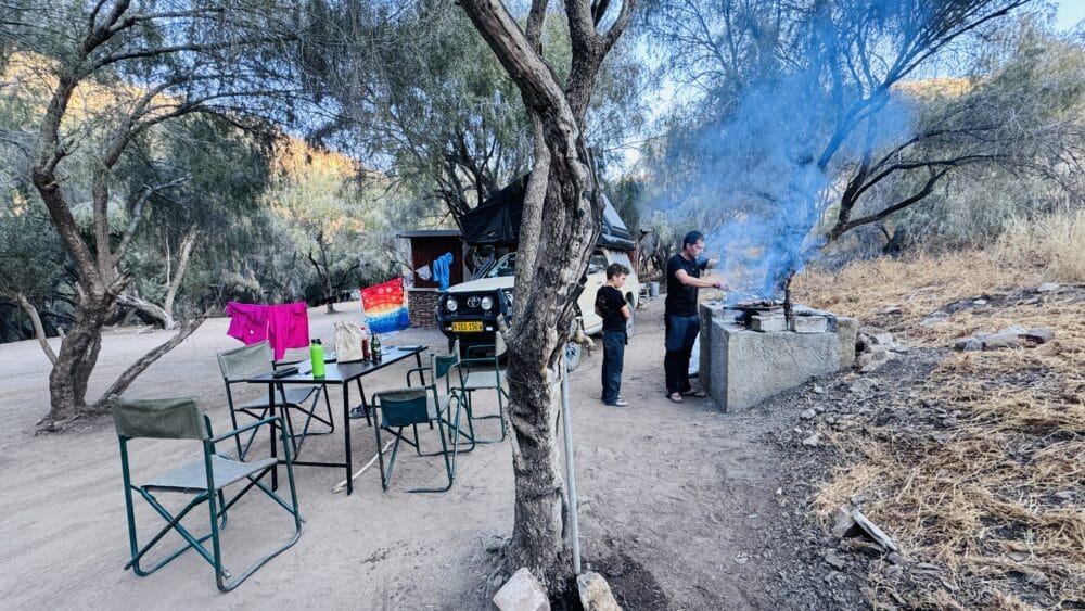 Das komplette Campingleben in Namibia mit Braai, Barbecue, ständiger Bewegung, Wäsche zum Trocknen aufgehängt und dem aufgebauten 4x4-Campingplatz.