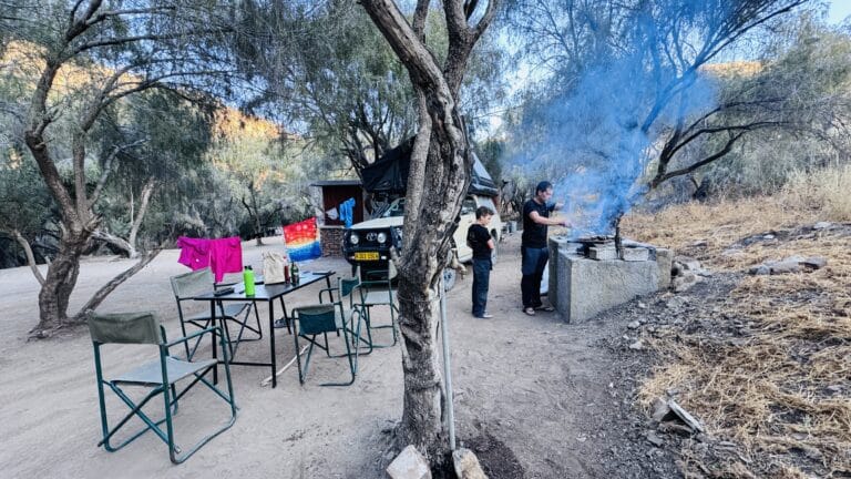 Vida campista total en Namibia con la braai, barbacoa, en marcha, ropa tendida lavada y el cammpamento desplegado del 4x4