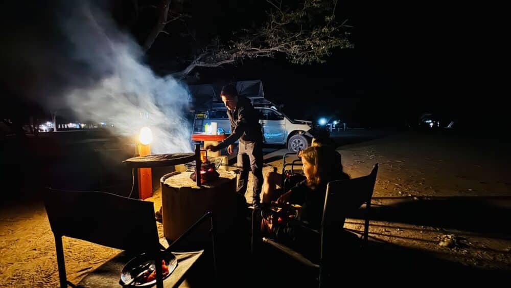 Grillen neben unserem Geländewagen im Halali Camp, Etosha, Namibia
