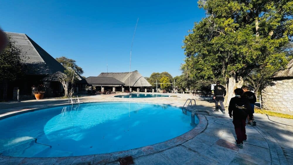 Schwimmbad im Okaukuejo Camp im Etosha-Nationalpark, Namibia
