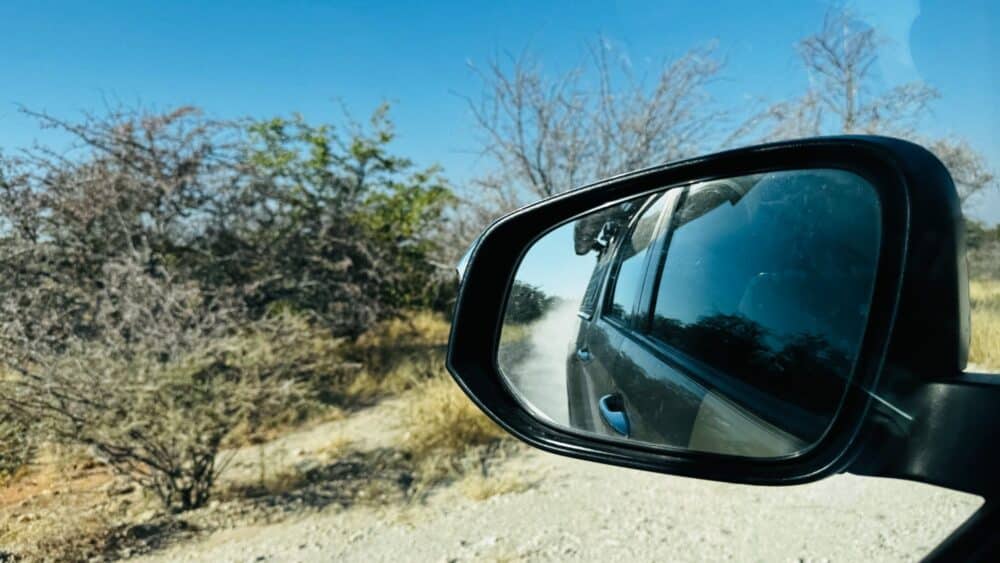 Staub, den unser Geländewagen an den Hängen des Etosha-Nationalparks in Namibia aufwirbelte