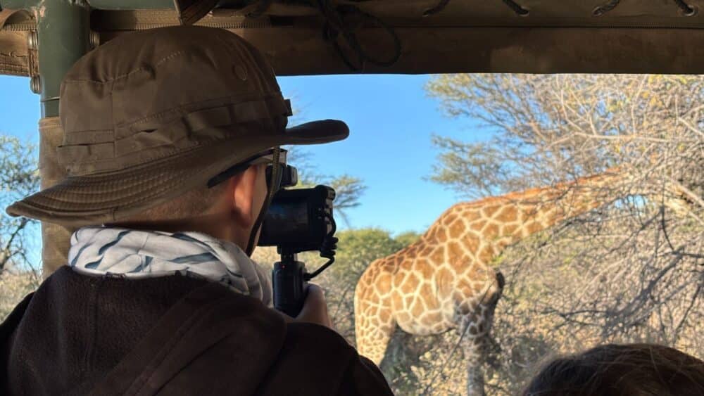 Arnau grabando una jirafa durante el Rhino Drive en Waterberg
