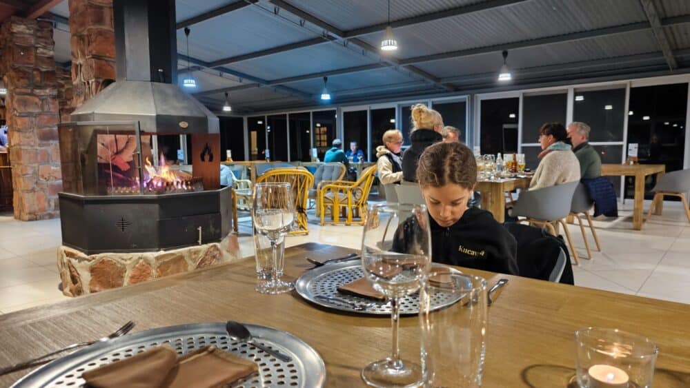 Esperando la cena junto al fuego en Waterberg Wilderness Lodge