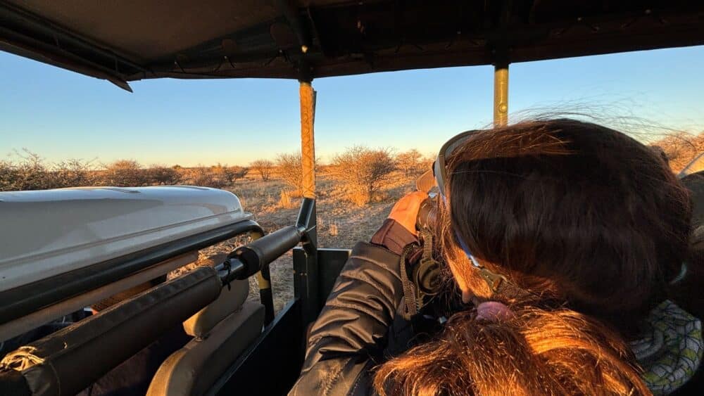 Anna observando la fauna de Waterberg con prismáticos