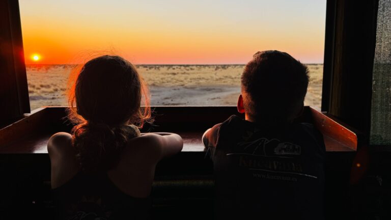 Mis hijos en el mirador de Olifantsrus al atardecer en Etosha Namibia
