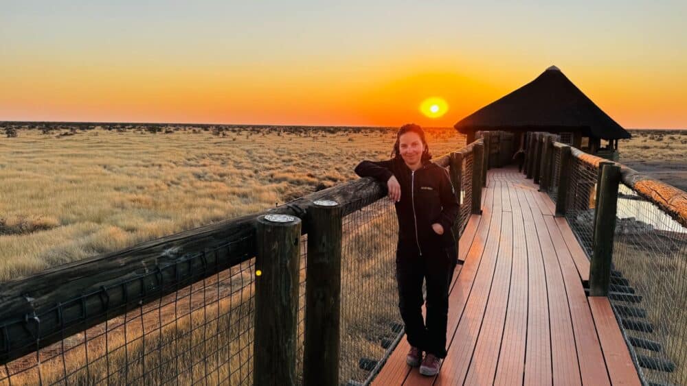 Sonnenuntergang vom erhöhten Steg des Olifantsrus Camps im Etosha-Nationalpark, Namibia